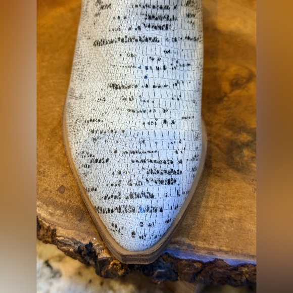 Chinese Laundry Fortune Lizard ankle boot with snake print. Size 6.5. New - Picture 6 of 12